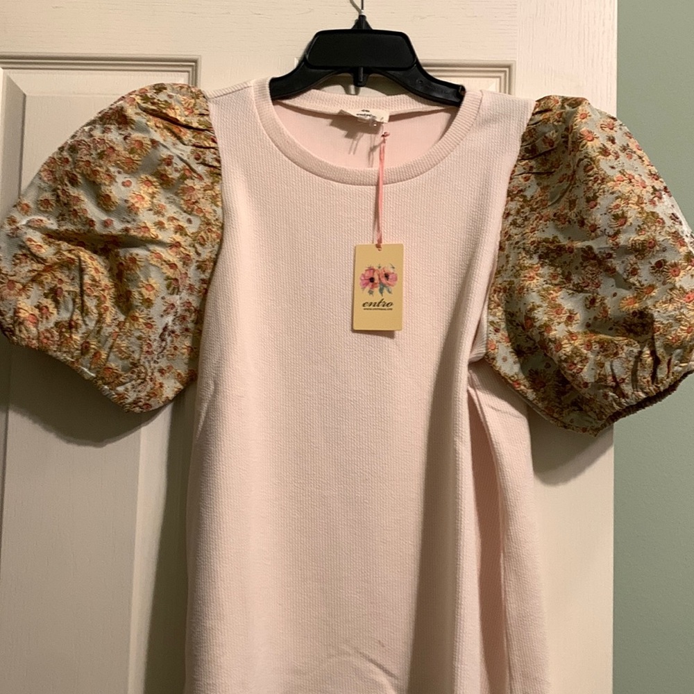 NWT- Entro- cream floral jacquard puff sleeves.
